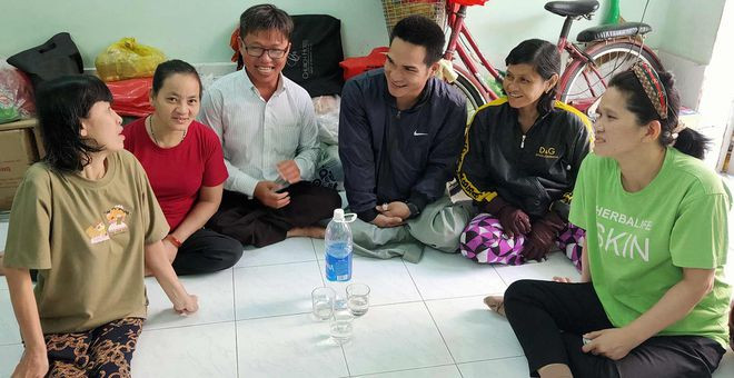 Anh Nguyễn Dũng (thứ ba từ phải sang) báo tin vui đoàn tụ cho bạn bè ẢNH: NHƯ LỊCH