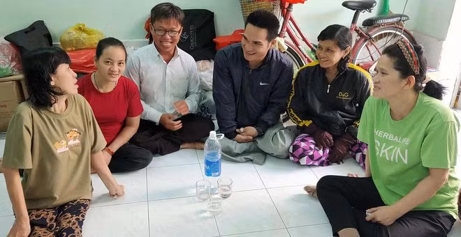 Anh Nguyễn Dũng (thứ ba từ phải sang) báo tin vui đoàn tụ cho bạn bè ẢNH: NHƯ LỊCH