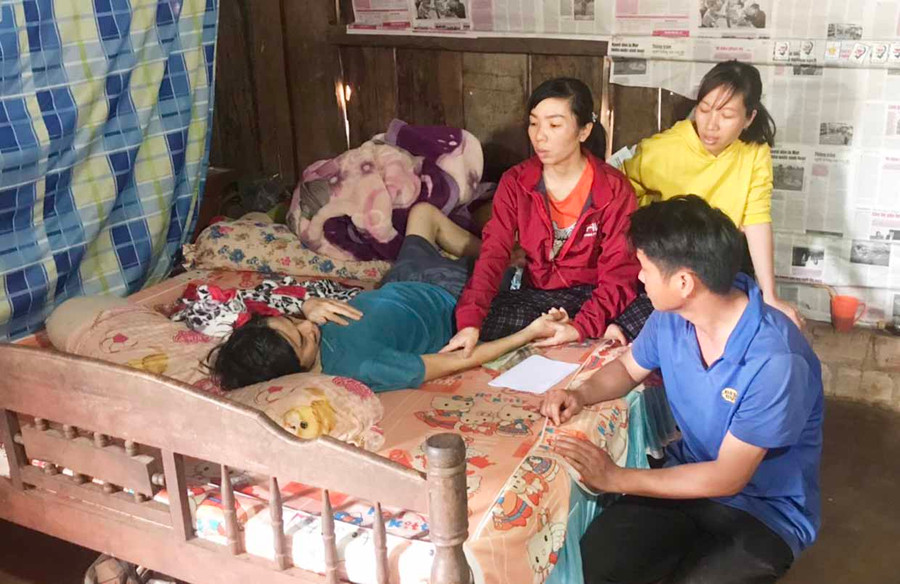 Chị Hoàng Thị Tươi chăm sóc chồng. Ảnh: Hà Phương Chị Hoàng Thị Tươi chăm sóc chồng. Ảnh: Hà Phương