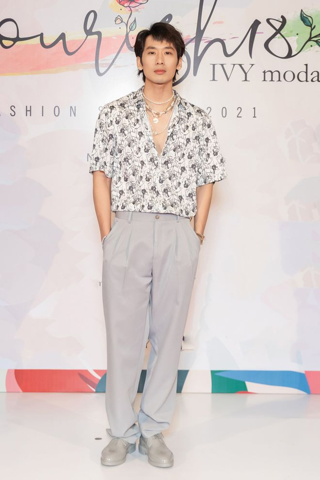 Tuần Trần diện trang phục mang đậm phong cách mùa hè với áo hoa và quần tây đơn giản. Nam diễn viên Bố già thay Trấn Thành 