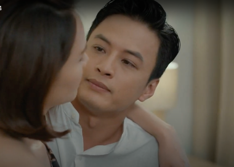 Sang "Hướng dương ngược nắng", Hồng Đăng vào vai Trung Kiên - anh chàng được bà Bạch Cúc (NSND Thu Hà) bồi dưỡng trong công ty. Vì thân cô thế cô, anh sẵn sàng “bán mạng” cho gia đình họ Cao. Tuy nhiên, anh luôn mang mặc cảm mình như là kẻ ăn bám của Cao Gia, thực dụng nên mới yêu Minh Châu. Anh luôn gặp phải nhiều hiểu lầm và rồi phải chia tay cùng những hận thù với Cao Gia. Ảnh: NSCC. Sang