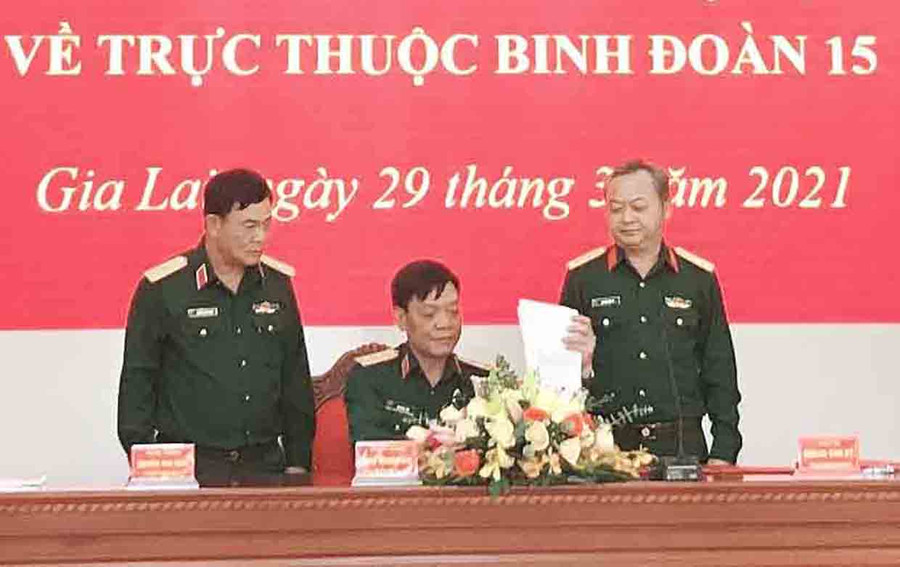 Thay mặt Bộ Quốc phòng, Trung Tướng Ngô Minh Tiến ký chứng nhận biên bản bàn giao giữa Quân đoàn 3 và Binh đoàn 15. Ảnh: Lê Quang