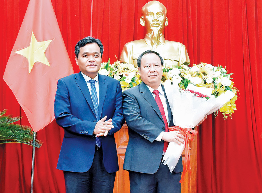 Bí thư Tỉnh ủy Hồ Văn Niên tặng hoa chúc mừng Phó Bí thư Thường trực Tỉnh ủy Châu Ngọc Tuấn được bầu giữ chức Chủ tịch HĐND tỉnh khóa XI (nhiệm kỳ 2016-2021). Ảnh: Đức Thụy