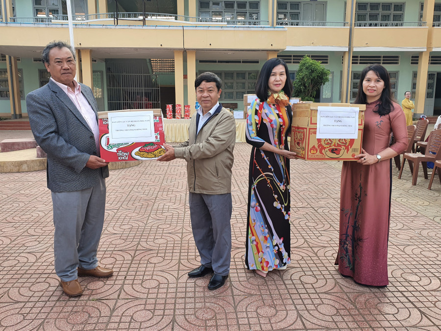  Ông Phan Xuân Trường đại diện Hội Cựu cán bộ Đoàn phía Nam tặng sách cho trường THCS Phạm Hồng Thái. Ảnh: Hà Đức Thành