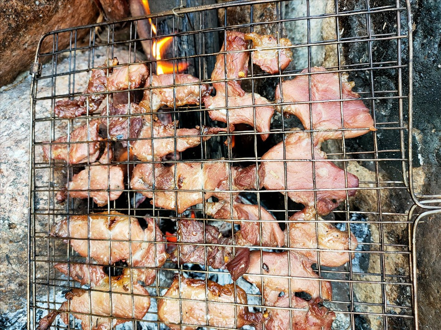 Đến với khu du lịch sinh thái Thác Ma Hao, ngoài vãn cảnh, tắm mát, du khách còn được thưởng thức các món ăn đặc sản vùng cao (cơm lam, thịt lợn cỏ, các loại rau rừng, ốc núi…). Ảnh: Q.D Đến với khu du lịch sinh thái Thác Ma Hao, ngoài vãn cảnh, tắm mát, du khách còn được thưởng thức các món ăn đặc sản vùng cao (cơm lam, thịt lợn cỏ, các loại rau rừng, ốc núi…). Ảnh: Q.D