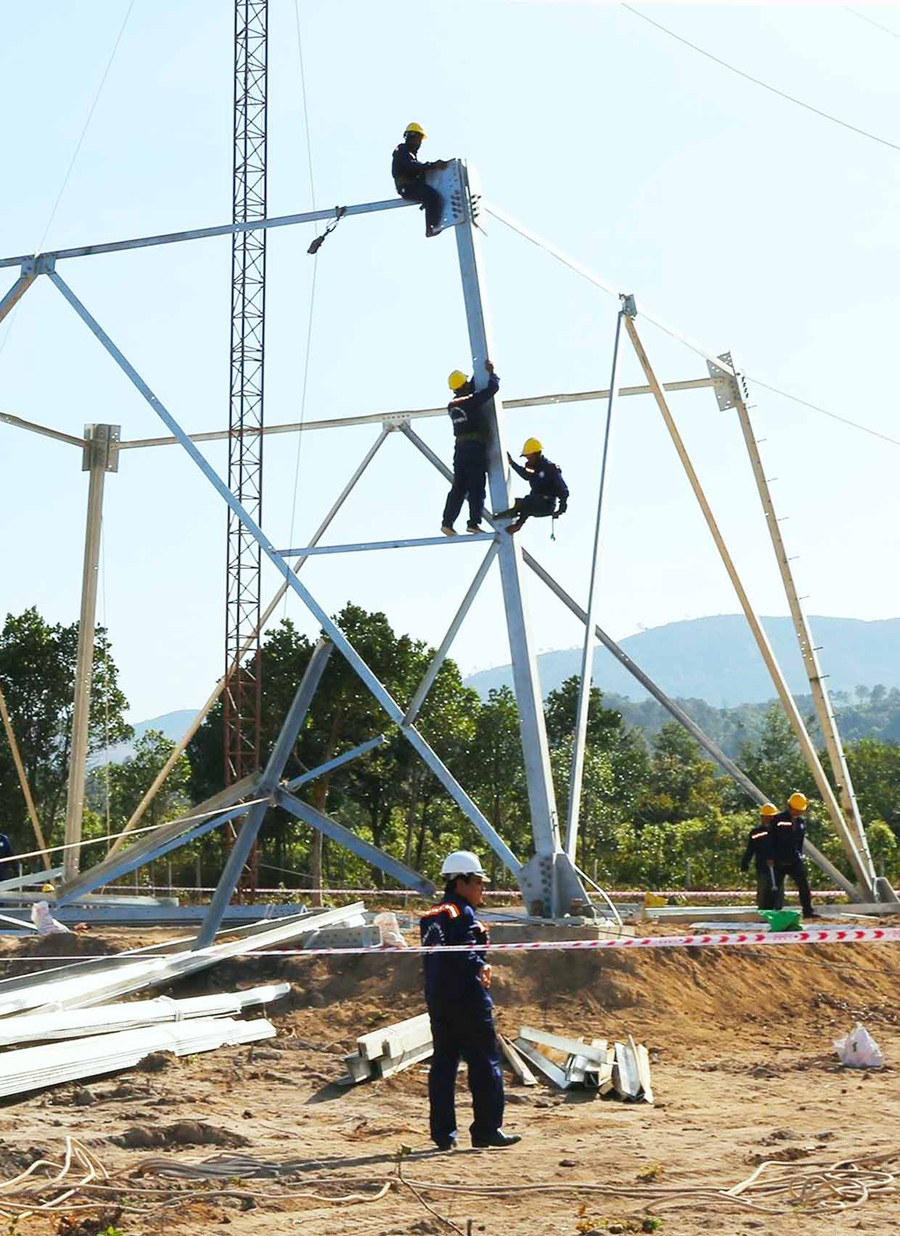 Công ty TNHH một thành viên Xây lắp điện 2 (đơn vị thi công) triển khai dựng cột. Ảnh: Hà Duy Công ty TNHH một thành viên Xây lắp điện 2 (đơn vị thi công) triển khai dựng cột. Ảnh: Hà Duy