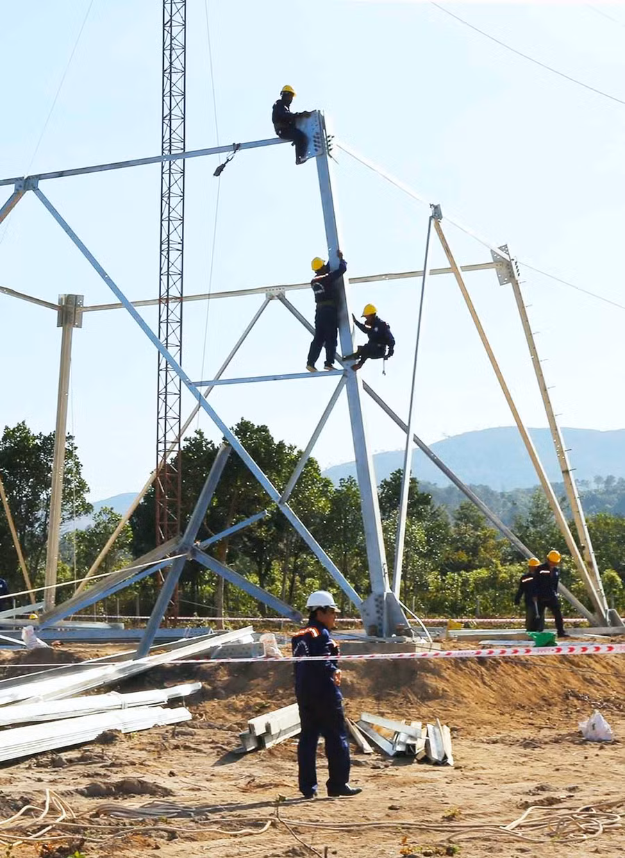 Công ty TNHH một thành viên Xây lắp điện 2 (đơn vị thi công) triển khai dựng cột. Ảnh: Hà Duy