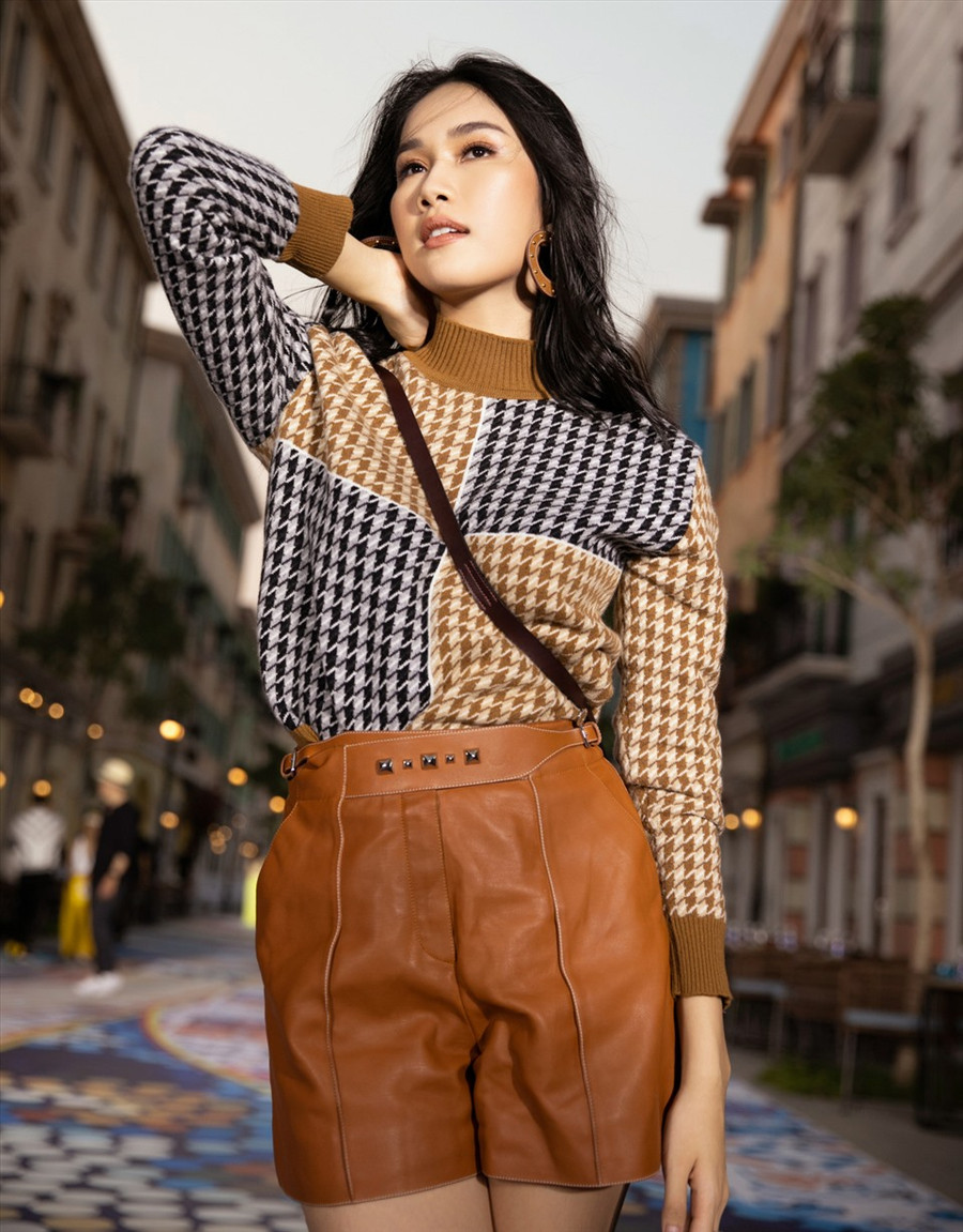 Không chỉ sở hữu nhan sắc xinh đẹp, người đẹp sinh năm 1998 còn nhiều lần tự tin thể hiện khả năng giao tiếp tiếng Anh và tiếng Pháp thành thạo. Bên cạnh vai trò Á hậu, cô nàng còn đang thử sức bản thân ở lĩnh vực MC và ấp ủ nguyện vọng trở thành biên tập viên truyền hình trong tương lai. Ảnh: Kiếng Cận.