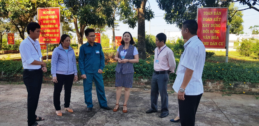 Bà Trần Thị Thu Hiền (thứ 2 từ phải sang; Chủ tịch UBND xã Bàu Cạn, huyện Chư Prông) chỉ đạo cán bộ thực hiện nhiệm vụ được giao. Ảnh: Vĩnh Hoàng Bà Trần Thị Thu Hiền (thứ 2 từ phải sang; Chủ tịch UBND xã Bàu Cạn, huyện Chư Prông) chỉ đạo cán bộ thực hiện nhiệm vụ được giao. Ảnh: Vĩnh Hoàng