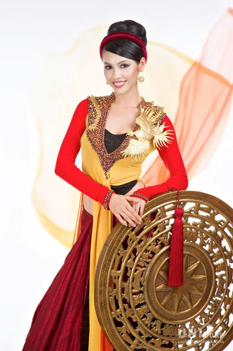  Á hậu Hoàng My được đề cử là đại diện Việt Nam tham gia cuộc thi Hoa hậu Hoàn vũ 2011 (Miss Universe), tổ chức tại São Paulo, Brazil. Mặc dù phải dừng chân sớm ở cuộc thi này nhưng Hoàng My đã có màn thể hiện khá nổi bật. Trước đó, cô được đề cử tham dự Hoa hậu Châu Á Thái Bình Dương năm 2011 tại Hàn Quốc nhưng do vướng lịch thi nên không thể tham gia. Ảnh: MUVN.