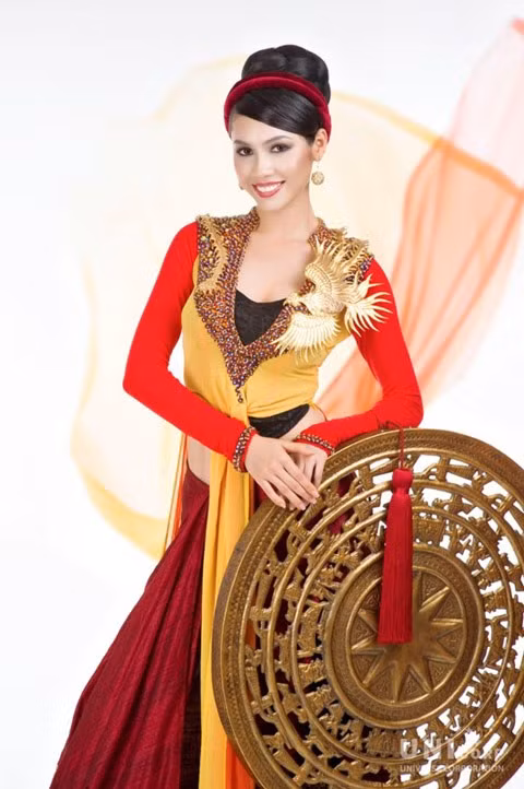  Á hậu Hoàng My được đề cử là đại diện Việt Nam tham gia cuộc thi Hoa hậu Hoàn vũ 2011 (Miss Universe), tổ chức tại São Paulo, Brazil. Mặc dù phải dừng chân sớm ở cuộc thi này nhưng Hoàng My đã có màn thể hiện khá nổi bật. Trước đó, cô được đề cử tham dự Hoa hậu Châu Á Thái Bình Dương năm 2011 tại Hàn Quốc nhưng do vướng lịch thi nên không thể tham gia. Ảnh: MUVN.