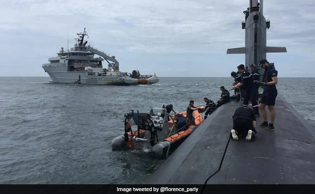 Tàu ngầm và tàu tiếp tế của Pháp trên biển Đông hồi tháng trước. Ảnh: Twitter Tàu ngầm và tàu tiếp tế của Pháp trên biển Đông hồi tháng trước. Ảnh: Twitter