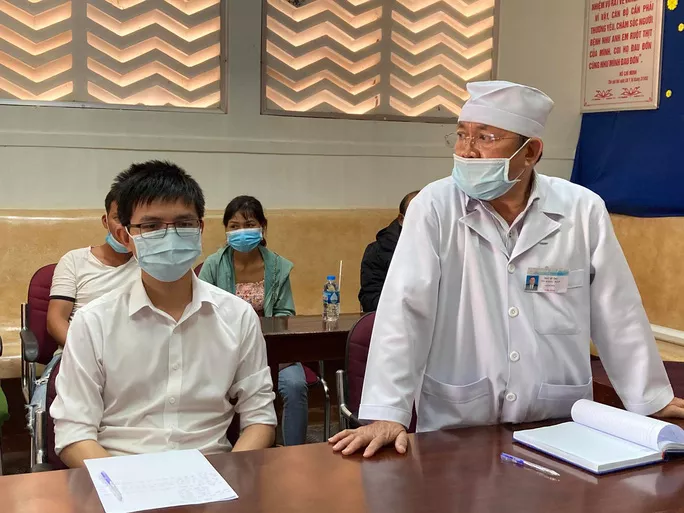 Diễn biến vụ căng thẳng sản phụ tử vong, người nhà tố bác sĩ tắc trách Công an TP Long Khánh, tỉnh Đồng Nai đã tiến hành khám nghiệm tử thi sản phụ tử vong, bàn giao cho gia đình lo hậu sự sau mấy ngày xảy ra sự việc. Diễn biến vụ căng thẳng sản phụ tử vong, người nhà tố bác sĩ tắc trách - Ảnh 1. Ngày 24-3, bác sĩ Phan Huy Anh Vũ-Giám đốc Sở Y tế Đồng Nai cho biết vụ sản phụ tử vong sau sinh tại Bệnh viện Đa khoa Cao su Đồng Nai (hay còn gọi là Bệnh viện Suối Tre, TP Long Khánh), phía sở đã chỉ đạo phía bệnh viện báo cáo sự việc. Một Phó giám đốc Sở Y tế sẽ họp thẩm định nguyên nhân tử vong của sản phụ trên để đi tới kết luận. Ông Đỗ Hải Minh, cha chồng của sản phụ xấu số A YĂCH (21 tuổi, quê Gia Lai) cho biết ngày 23-3, Công an TP Long Khánh đã tiến hành khám nghiệm tử thi con dâu ông và bàn giao cho gia đình lo hậu sự ngay trong ngày. Hiện gia đình đã đưa con về tới quê Gia Lai. 