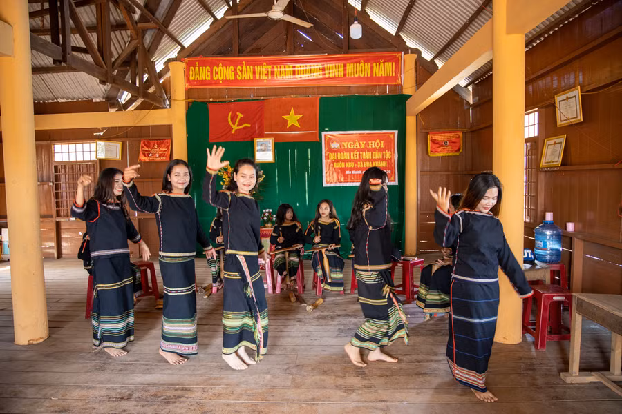  Hòa cùng nhịp chiêng là những điệu múa