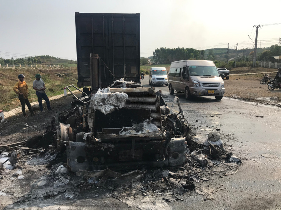 Xe container đã kéo lê xe máy hơn 50 m trước khi bốc cháy dữ dội. Ảnh: Văn Ngọc