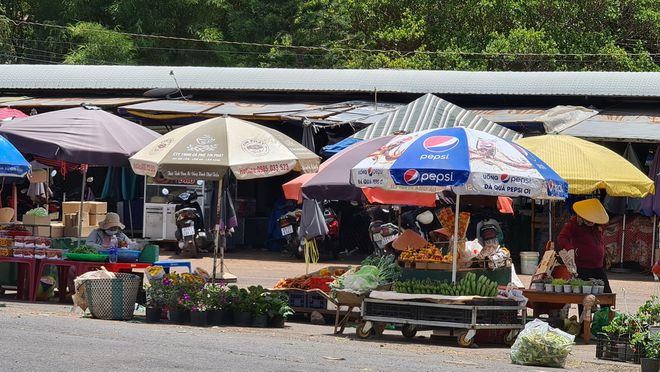 Ngoài dãy 16 ki ốt 16, nhiều người căng dù buôn bán ngay tại khu quy hoạch bãi đậu xe của KDL thác Prenn ẢNH: LÂM VIÊN