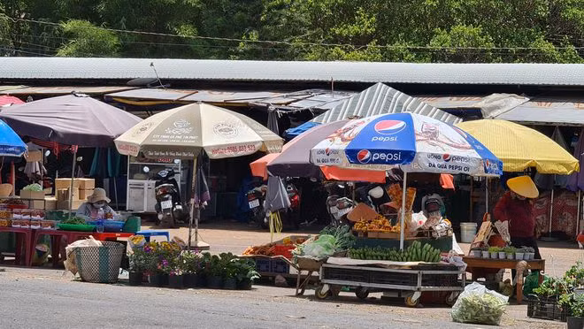 Ngoài dãy 16 ki ốt 16, nhiều người căng dù buôn bán ngay tại khu quy hoạch bãi đậu xe của KDL thác Prenn ẢNH: LÂM VIÊN