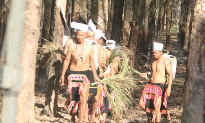Những người được chọn đi lấy than trở về làng trong lễ hội Cha Chaih - ẢNH: HOÀNG HUY QUYỀN