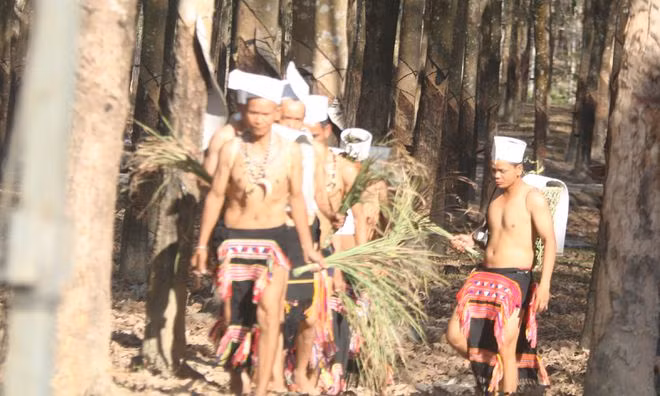 Những người được chọn đi lấy than trở về làng trong lễ hội Cha Chaih - ẢNH: HOÀNG HUY QUYỀN