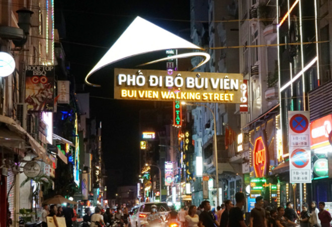 Phố đi bộ Bùi Viện mở cửa thu hút lượng khách rất đông.