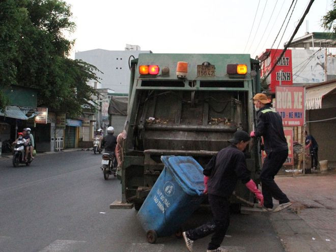 Công nhân Công ty ĐT-MT Đắk Lắk thu gom rác trên đườ̀ng phố Buôn Ma Thuột. Ảnh: HOÀNG BÌNH