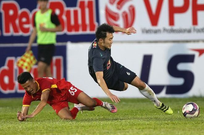 Xuân Trường cầm chịch ở giữa - Ảnh: Minh Trần Xuân Trường cầm chịch ở giữa - Ảnh: Minh Trần