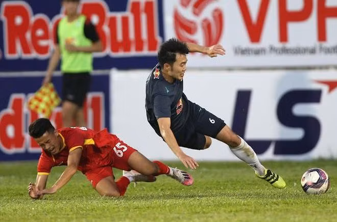 Xuân Trường cầm chịch ở giữa - Ảnh: Minh Trần