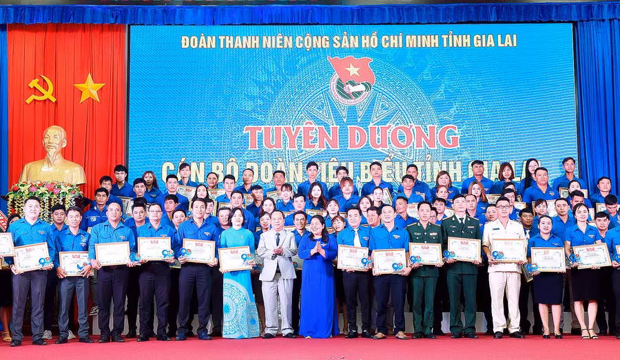Đồng chí Châu Ngọc Tuấn-Phó Bí thư Thường trực Tỉnh ủy và đồng chí Hà Thị Giang Thảo-Bí thư Tỉnh đoàn trao giấy khen cho 90 đoàn viên, thanh niên tiêu biểu. Ảnh: Đức Thụy
