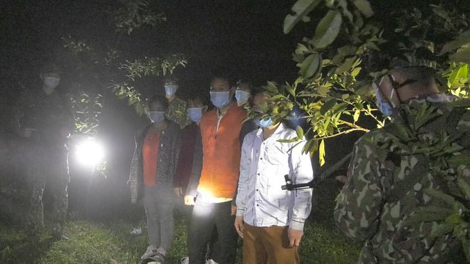Nhóm người vượt biên sang Trung Quốc trái phép bị Đồn biên phòng Mường Khương bắt giữ. ẢNH TRUNG DŨNG
