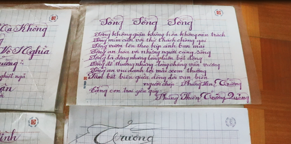 Những nét chữ được viết bằng miệng của anh Trường. (Ảnh: PV/Vietnam+)