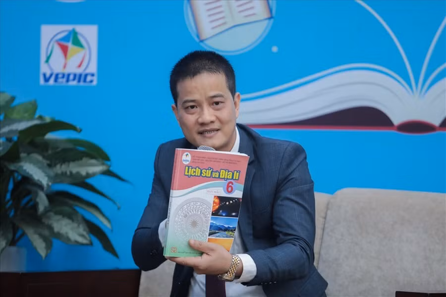 TS Nguyễn Văn Ninh - Chủ biên sách giáo khoa Lịch sử và Địa lý lớp 6 - Bộ Cánh Diều. Ảnh: Tô Thế