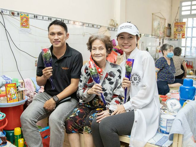 Ngày 8.3, trong khi nhiều người mua hoa tặng người yêu thì Minh Vương mua 100 đóa hồng tặng các cụ bà neo đơn - ẢNH: NỮ VƯƠNG Ngày 8.3, trong khi nhiều người mua hoa tặng người yêu thì Minh Vương mua 100 đóa hồng tặng các cụ bà neo đơn - ẢNH: NỮ VƯƠNG