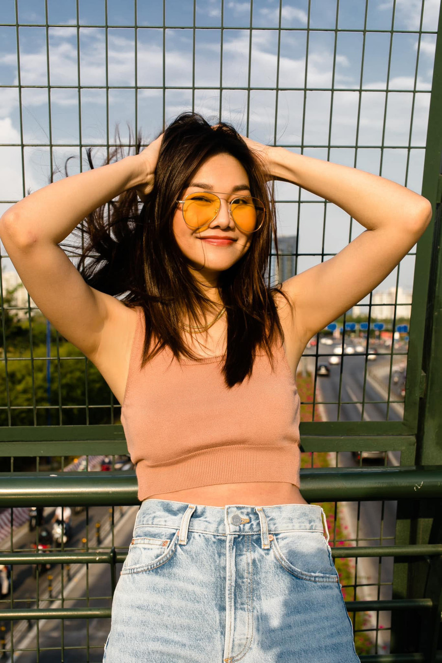 Siêu mẫu Thanh Hằng cá tính với set đồ phối jeans rách gối và áo ba lỗ xuống phố.