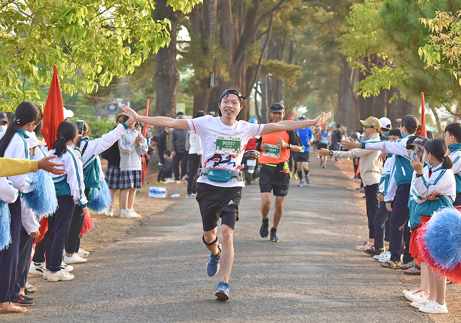 Người dân Phố núi cổ vũ VĐV dọc đường đua. Ảnh: Hồ Anh Tiến