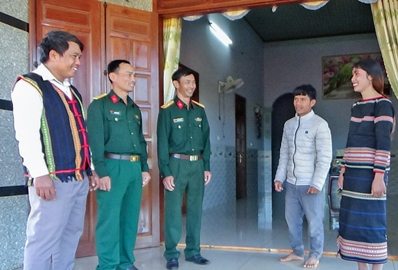 Ông Rơ Châm Bái (ngoài cùng, bên trái) cùng cán bộ Công ty Bình Dương trò chuyện với người dân thôn Blu, xã Ia Tôr (Chư Prông, Gia Lai). Ông Rơ Châm Bái (ngoài cùng, bên trái) cùng cán bộ Công ty Bình Dương trò chuyện với người dân thôn Blu, xã Ia Tôr (Chư Prông, Gia Lai).