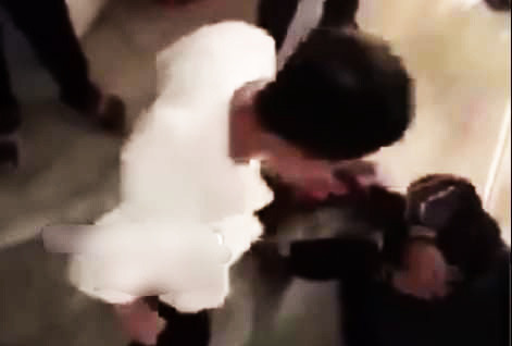 Bị tấn công, nam sinh này chỉ biết ôm đầu chịu trận. Bị tấn công, nam sinh này chỉ biết ôm đầu chịu trận.