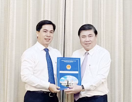 Ông Triệu Đỗ Hồng Phước nhận quyết định phê chuẩn chức Chủ tịch UBND huyện Nhà Bè