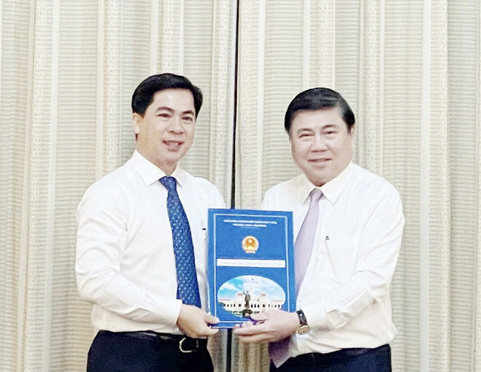 Ông Triệu Đỗ Hồng Phước nhận quyết định phê chuẩn chức Chủ tịch UBND huyện Nhà Bè