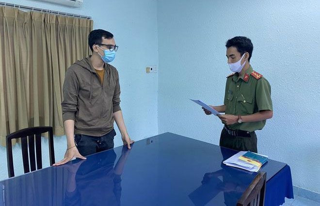 Cơ quan an ninh điều tra đọc quyết định khởi tố bị can Dương Tấn Hậu vào ngày 12.1.2021 Cơ quan an ninh điều tra đọc quyết định khởi tố bị can Dương Tấn Hậu vào ngày 12.1.2021