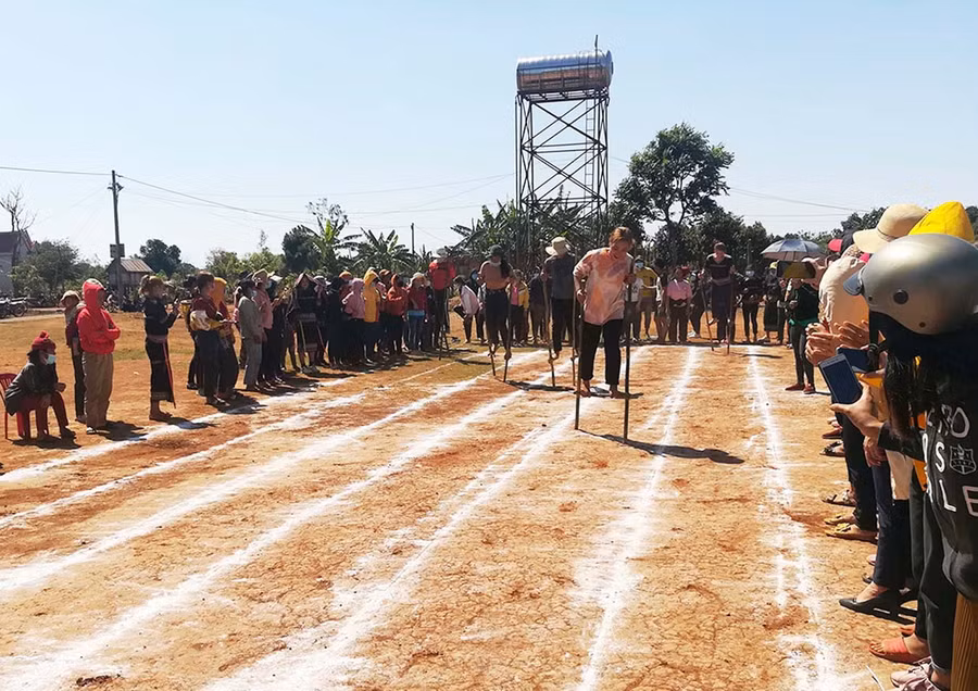  Các vận động viên tham gia thi đấu môn chạy cà kheo. Ảnh: Hà Phương