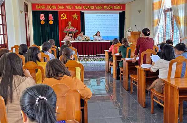 Các đại biểu tham gia đóng góp dự thảo báo cáo Đại hội đại biểu Hội LHPN lần thứ XIV 