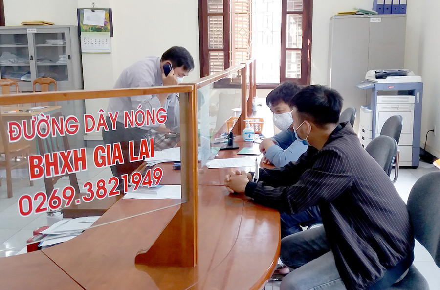 Người dân sẽ không phải chịu bất cứ chi phí nào trong việc đổi thẻ BHYT mẫu mới. Ảnh: Như Nguyện