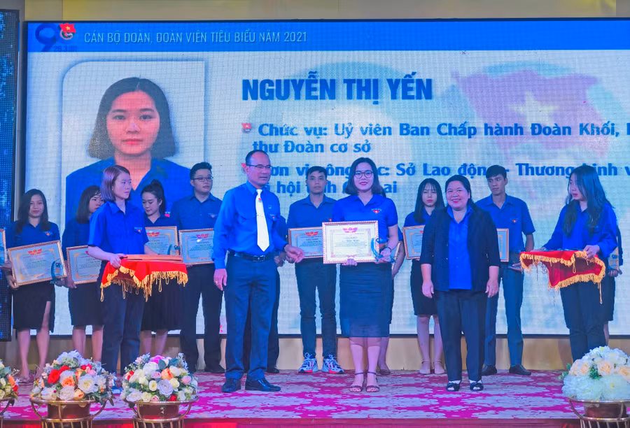 Đoàn khối các Cơ quan và Doanh nghiệp tỉnh tặng giấy khen cho các cán bộ Đoàn, đoàn viên tiêu biểu. Ảnh: Phan Lài