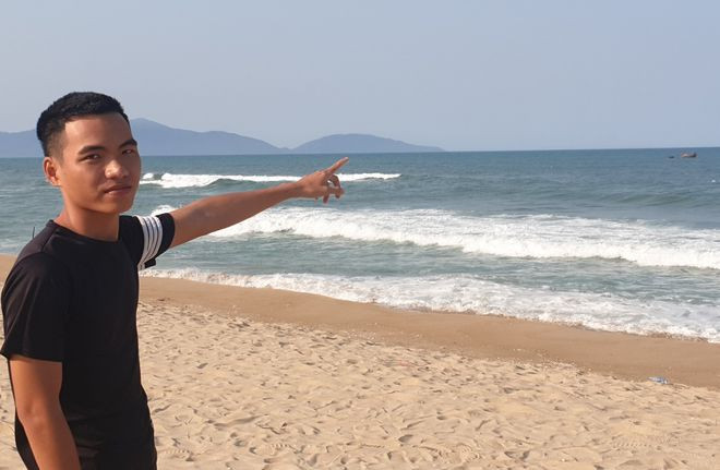  Tròn chỉ tay về khu vực cứu sống 3 em học sinh. ẢNH: MẠNH CƯỜNG