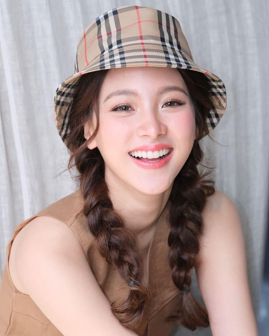 Baifern Pimchanok sở hữu ngoại hình hoàn hảo với gương mặt thanh tú, vóc dáng quyến rũ.