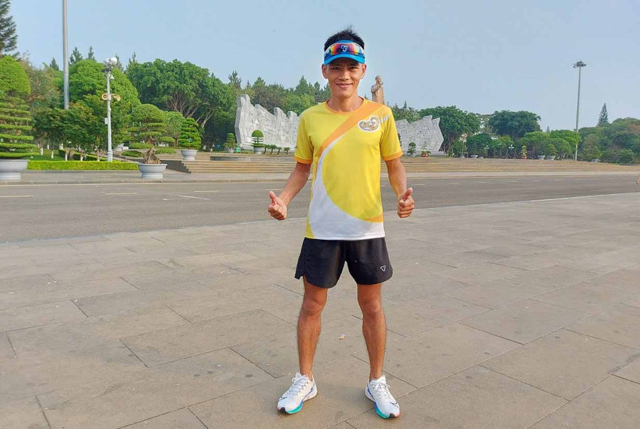 Vận động viên Nguyễn Văn Long là niềm hy vọng của đoàn Gia Lai tại Giải Vô địch Marathon và cự ly dài Báo Tiền Phong năm 2021. Ảnh: Thiên Di Vận động viên Nguyễn Văn Long-ngôi sao sáng của đoàn chủ nhà tại giải lần này. Ảnh: Thiên Di