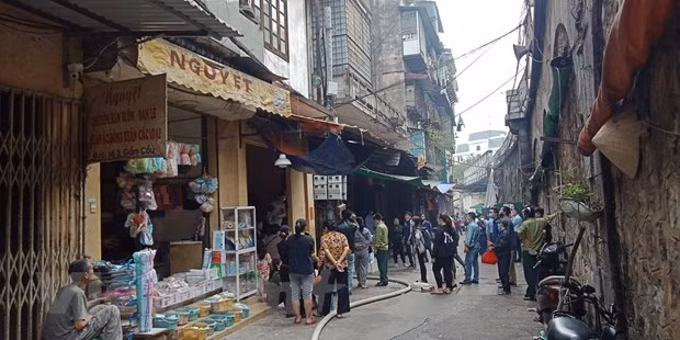 Tới thời điểm 13 giờ 50, cơ quan chức năng hiện vẫn chưa thể khống chế hoàn toàn đám cháy. (Ảnh: Hùng Võ/Vietnam+)