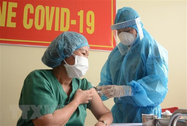Các nhân viên y tế được tiêm vaccine ngừa COVID-19. (Ảnh: Văn Dũng/TTXVN) Các nhân viên y tế được tiêm vaccine ngừa COVID-19. (Ảnh: Văn Dũng/TTXVN)