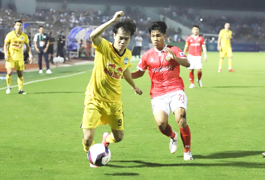 Hoàng Anh Gia Lai (áo vàng) đành ngậm ngùi rời sân Hà Tĩnh với 1 điểm. Ảnh: Văn Ngọc