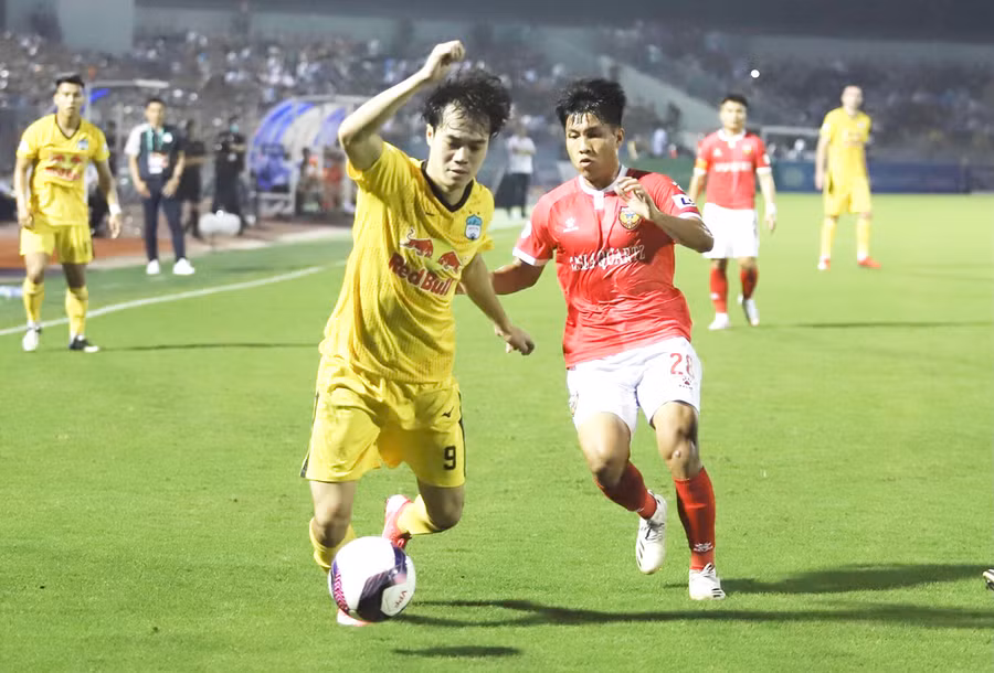 Hoàng Anh Gia Lai (áo vàng) đành ngậm ngùi rời sân Hà Tĩnh với 1 điểm. Ảnh: Văn Ngọc